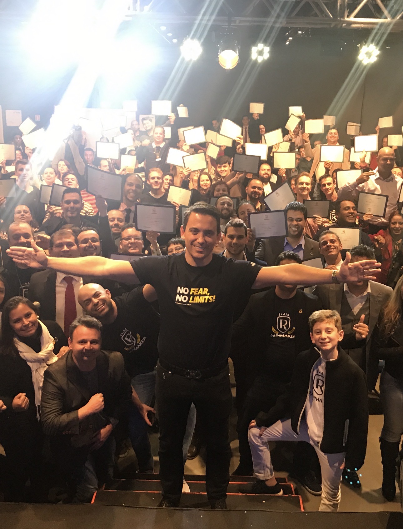 Luiz Francisco Ribeiro Pinto no palco com alunos formados